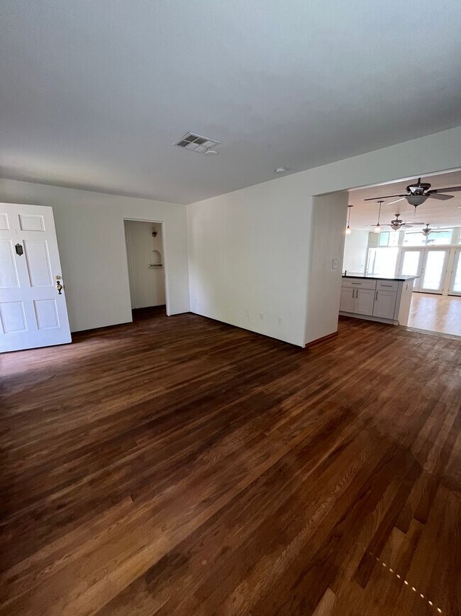Building Photo - Spacious Home in Prime Pacific Beach Location