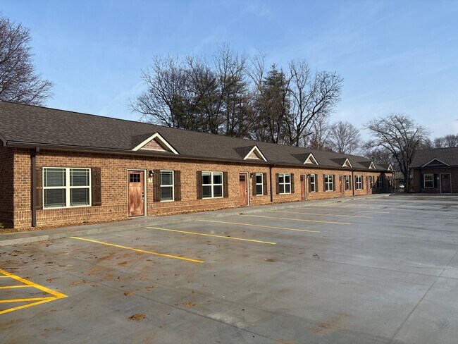 Foto del edificio - 404 Cedar Ln