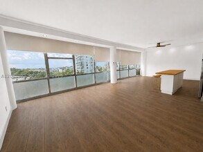 Building Photo - 900 Bay Dr E