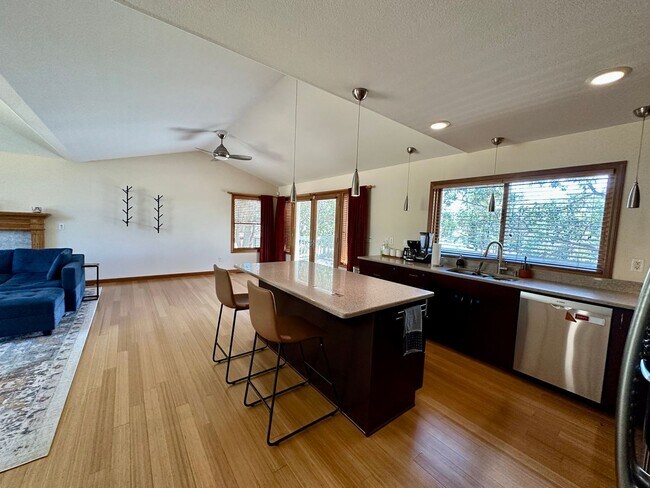 Foto del edificio - Stunning Running Y Ridge Home with Lake Views – Furnished or Unfurnished!