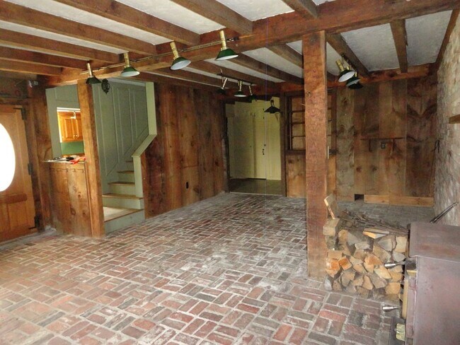 Building Photo - 22 W Meadow Rd