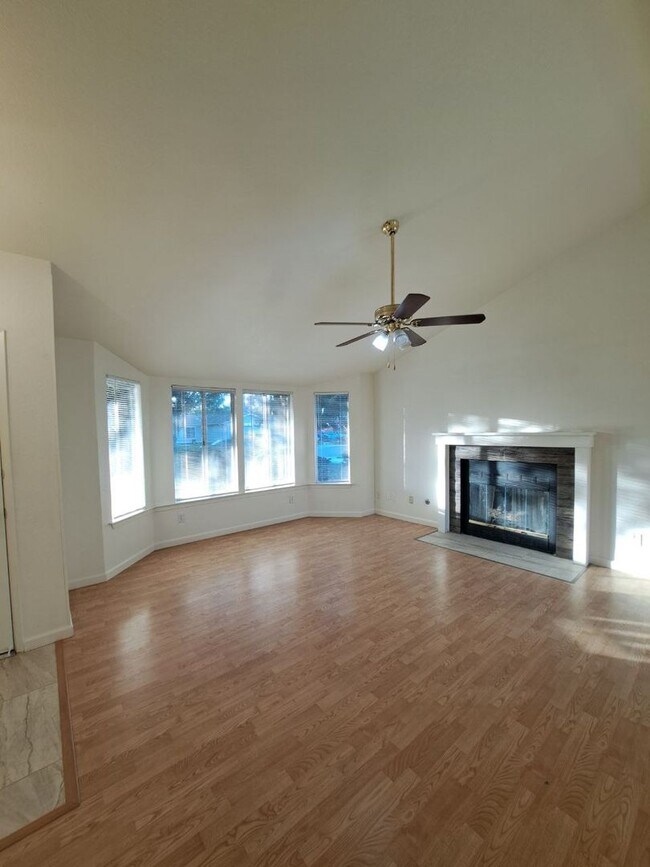 Foto del edificio - Charming Fresno Home with Beautiful Curb Appeal!