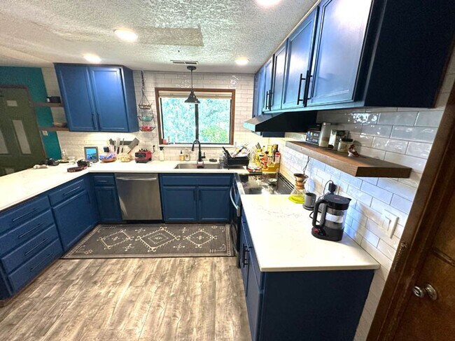 Foto del edificio - 3 bed Single Level Air Conditioned Home wi...