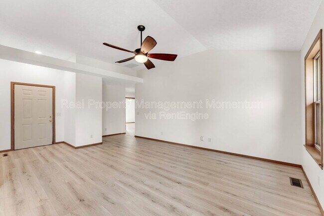 Foto del edificio - 3251 W Scott St