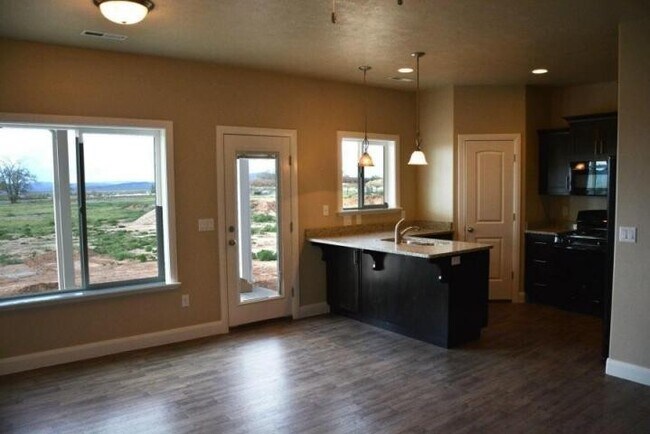 Foto del edificio - 3 Bed 2.5 Bath - Great location - townhome...