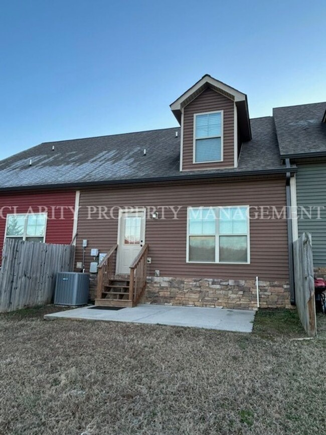 Building Photo - Like new, immaculate 3 bedroom townhome!