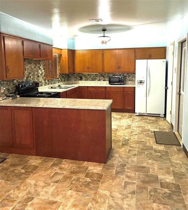 Building Photo - 5225 Lakeside Dr