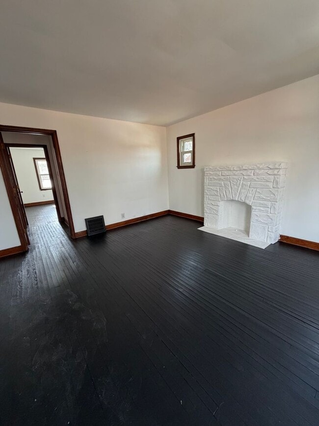 Building Photo - 1652 Roosevelt Ave