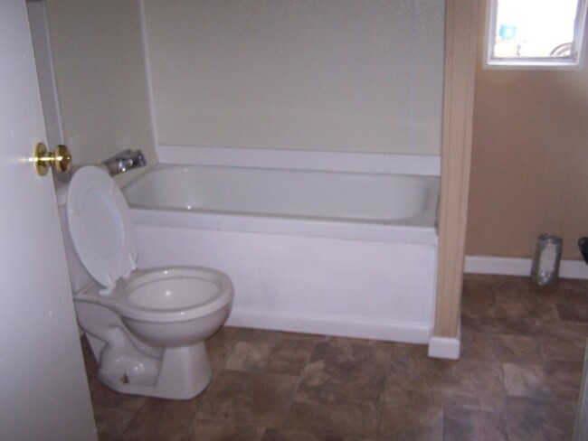 Building Photo - Nice Country living 2 Bedroom 1 Bath