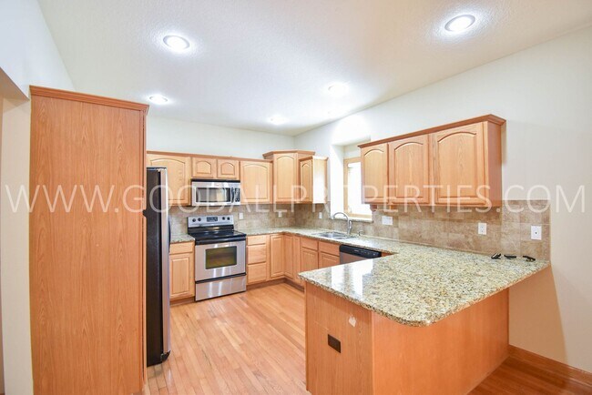 Foto del edificio - Executive Home with 4 Bedrooms, 2.5 Bath I...