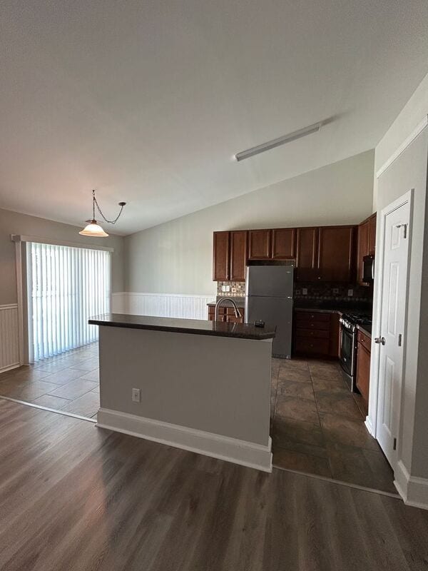 Building Photo - 2945 Deep Cove Dr NW