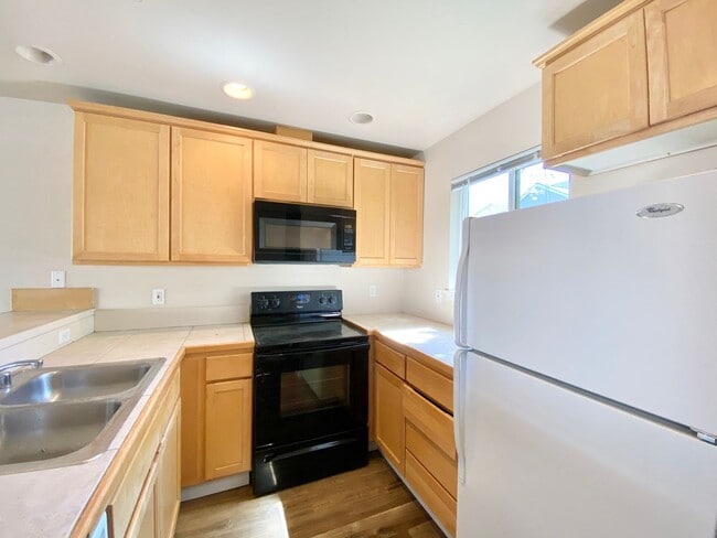 Building Photo - Great Townhome for rent