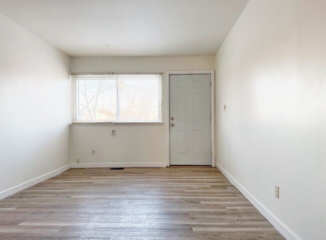 Building Photo - 904-904 W Fairlawn Cir