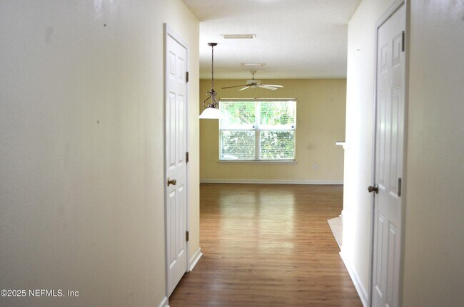 Building Photo - 800 Black Cherry Dr S