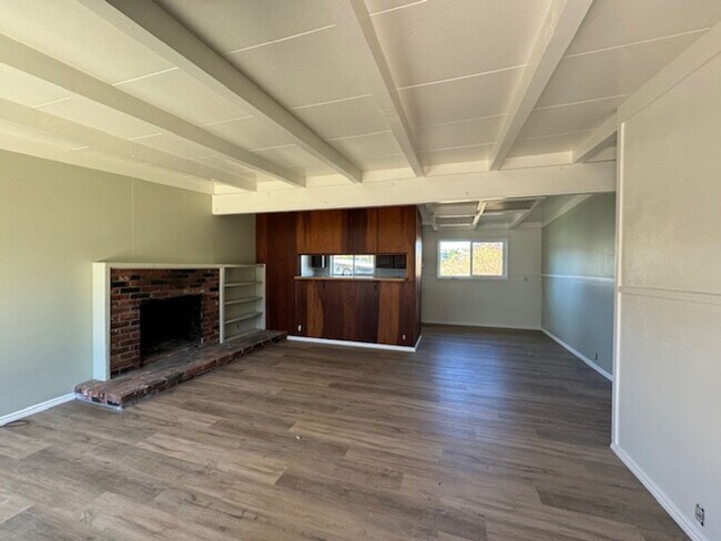 Building Photo - Highland Park Mid-Century beauty 3/1 with ...