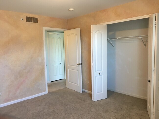 Building Photo - 204 Riversedge Dr