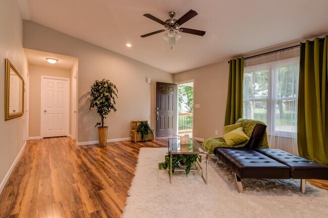 Foto del edificio - 15 Sand Hill School Rd