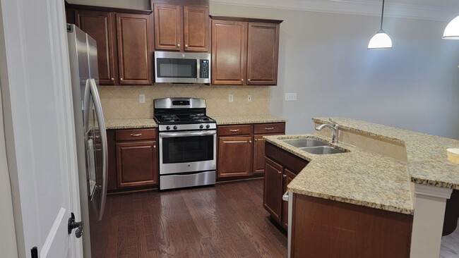 Foto del edificio - Townhome with 3BR/2.5BA Garage Located in ...