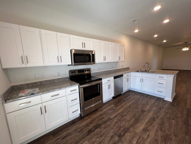 Foto del edificio - 3 Bedroom Townhome Available NOW!