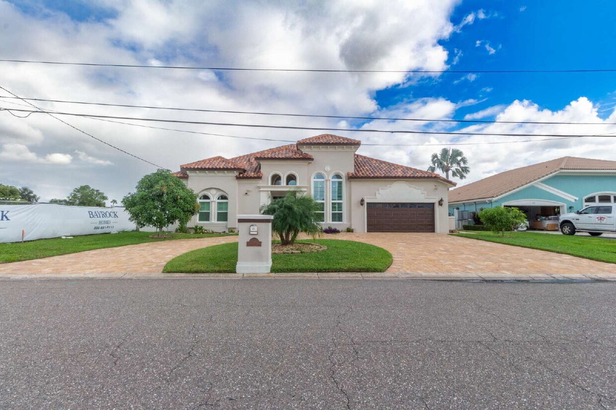 Foto principal - 4/3 Stunning Waterfront home in the heart of Clearwater Beach!