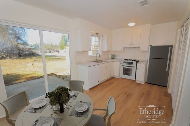 Foto del edificio - 2 Bed 1.5 Bath Townhome Apartment