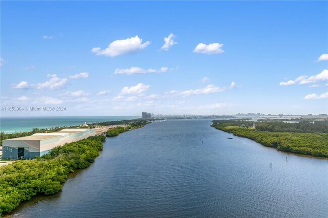Foto del edificio - 300 Bayview Dr