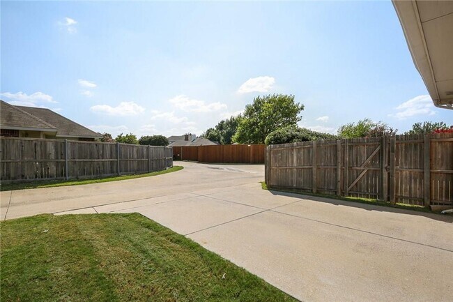 Building Photo - 10141 Cambridge Drive