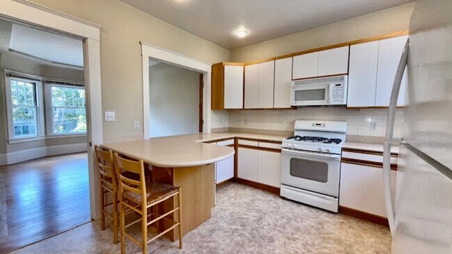 Foto del edificio - Bright Top-Floor Flat at the Edge of the P...