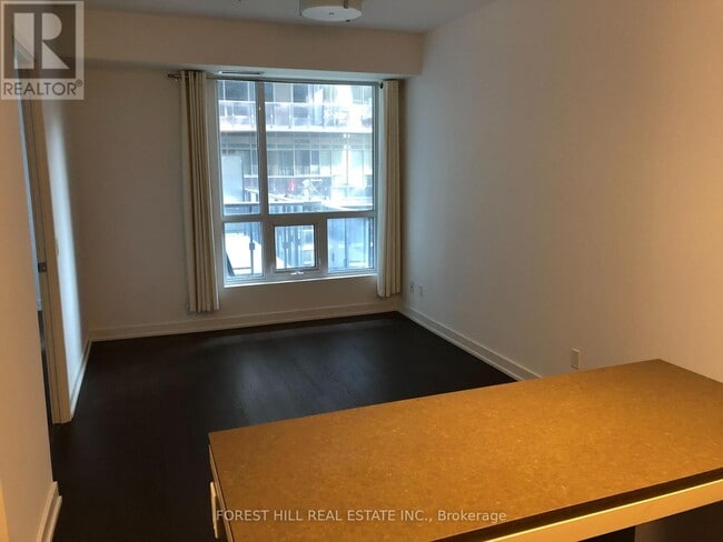 Photo du bâtiment - 1030 King St W