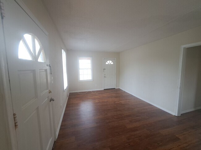 Foto del edificio - 3BR/1BA home with screened patio