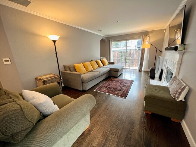 Building Photo - 1569 Oxford St