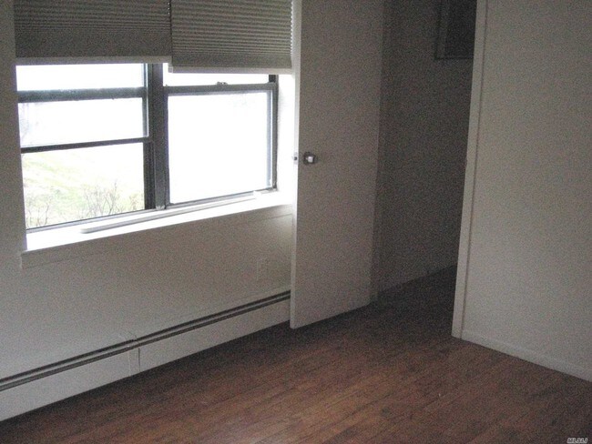 Building Photo - 190 Bayville Ave