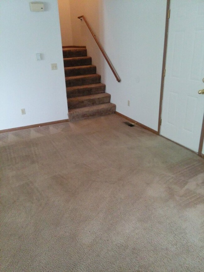 Foto del edificio - Great 2 Bed 2 Bath 1 Car Garage Split Level Duplex