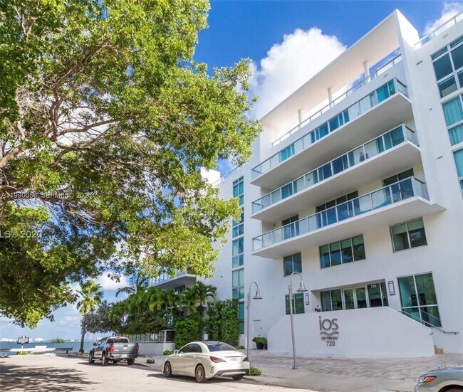 Foto del edificio - 720 NE 62nd St