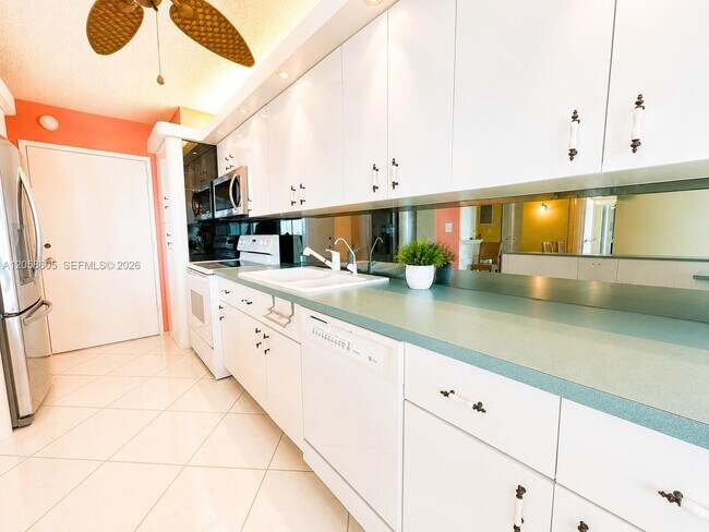 Foto del edificio - 7135 Collins Ave