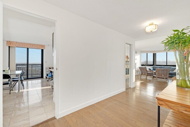 Foto del edificio - 1733 Harmon Cove Tower