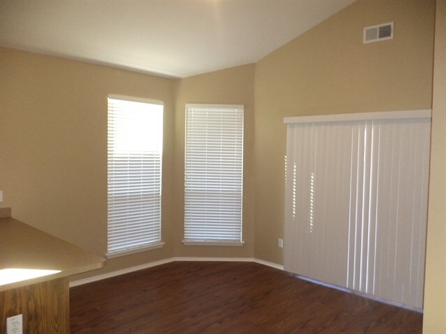 Building Photo - 9904 Henna Lane