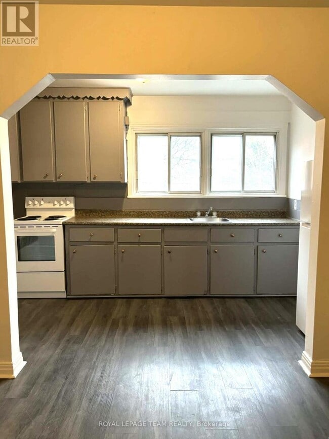 Building Photo - 187 Bradley Ave