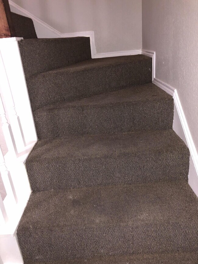 Foto del edificio - Recently remodeled townhome with 4 bedroom...