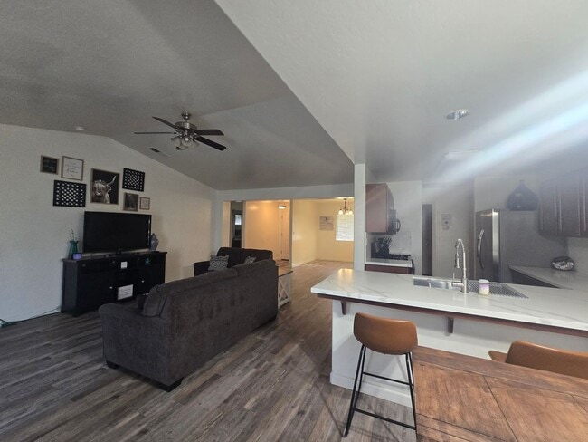 Foto del edificio - Beautiful 3BD 2BA home for rent in Hanford!