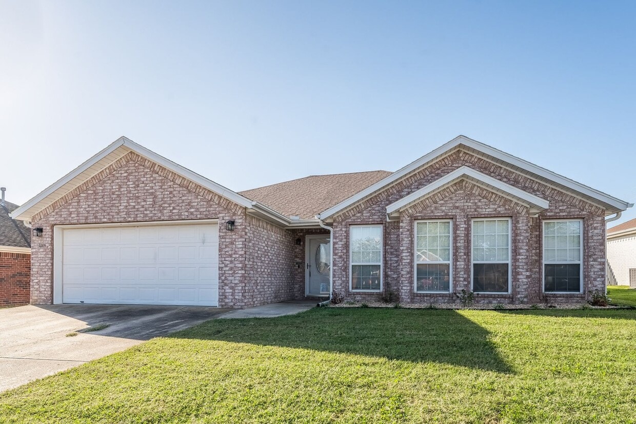 Foto principal - Cozy 3 Bedroom, 2 Bathroom Home with Firep...