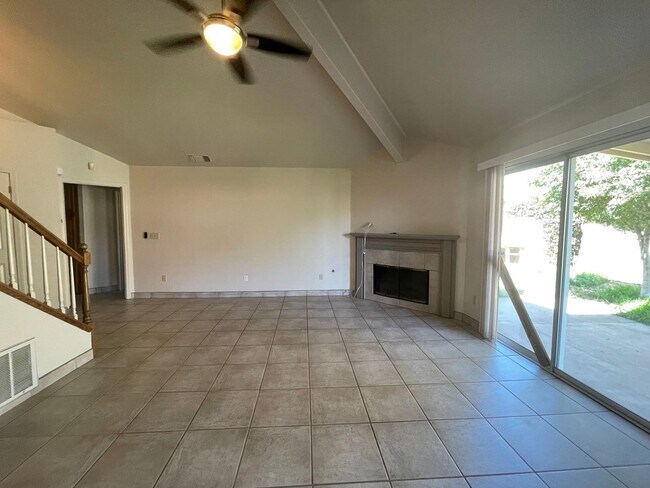 Foto del edificio - Just listed