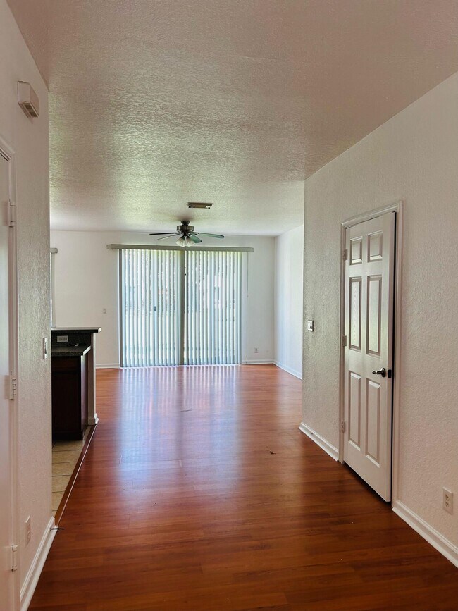 Building Photo - 3059 N Evergreen Cir