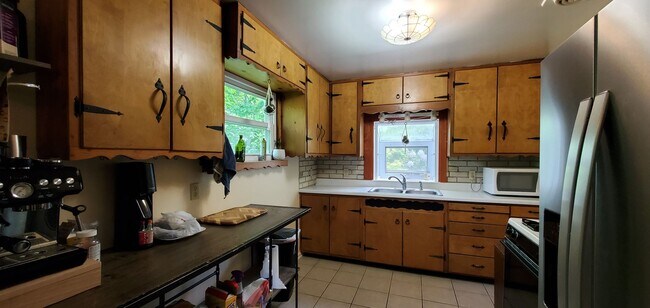 Building Photo - Charming House Located Near Downtown Trave...