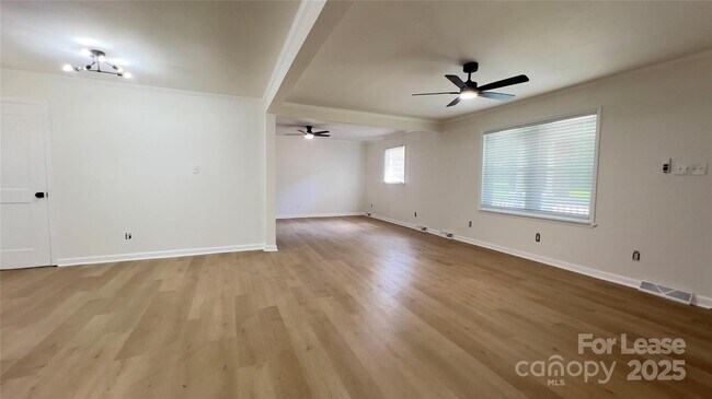 Building Photo - 308 Robinson Ave