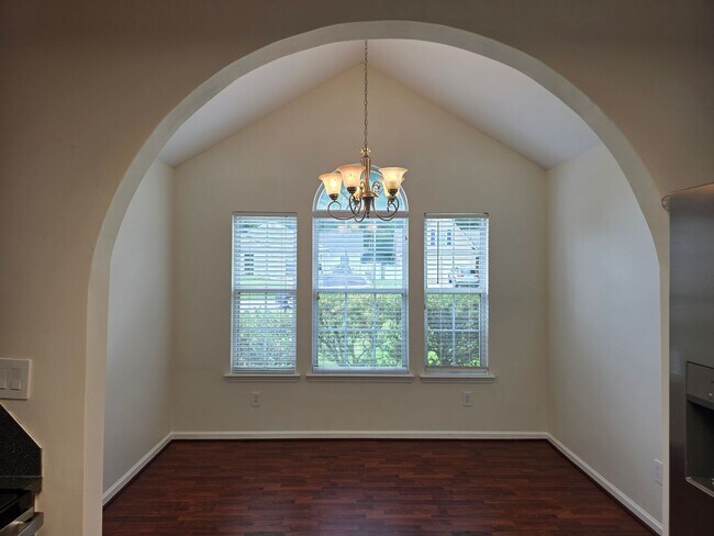 Foto del edificio - Charming 3-Bedroom Home in Desirable Shadowmoss Community