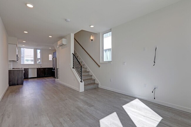 Foto del edificio - Stylish Capitol Hill Townhouse Living | 2 Bed + Den + Rooftop
