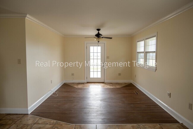 Building Photo - Cozy Single Family Home
