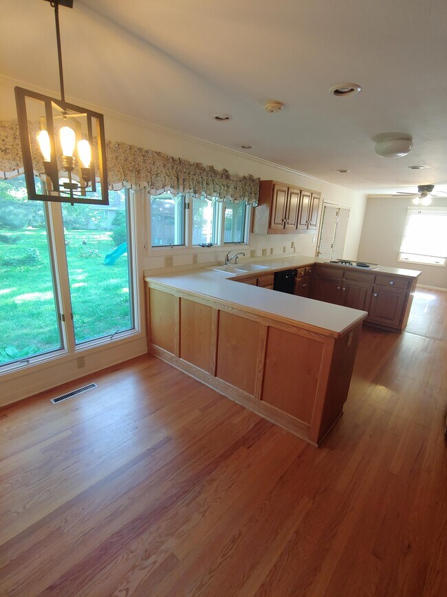 Building Photo - 801 Twin Lakes Dr