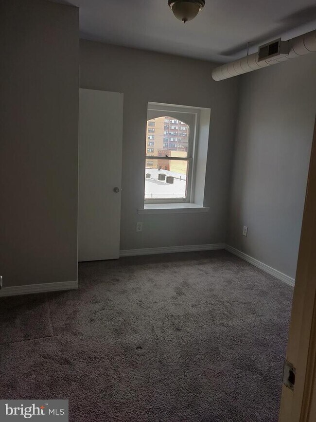 Building Photo - 1422 W Girard Ave